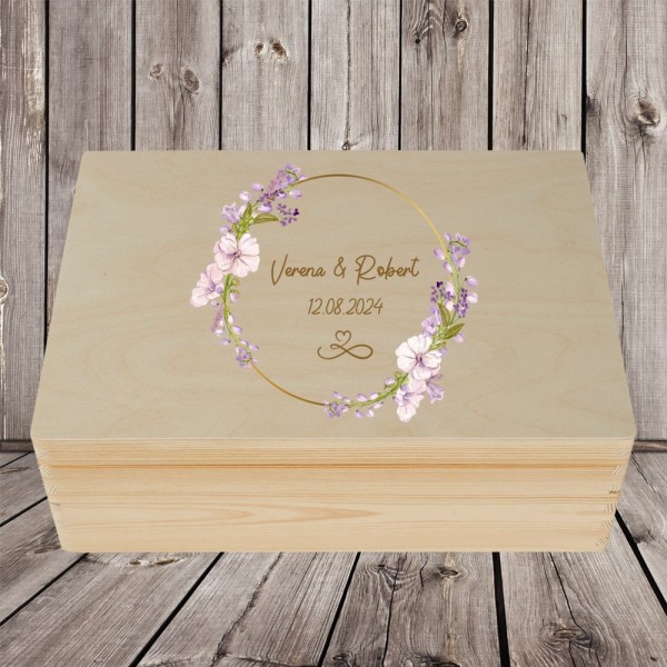 personalisierte Erinnerungsbox zur Hochzeit mit Namen und Datum und Blumenranken