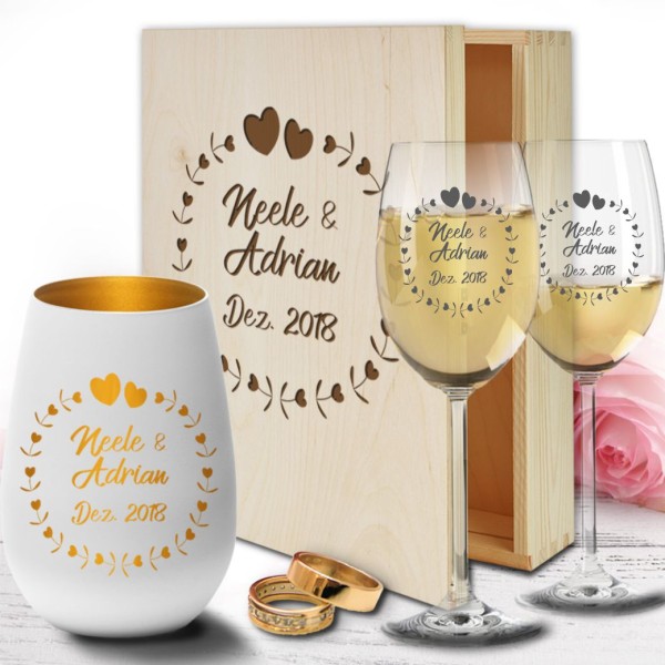 Geschenkbox aus Holz zur Hochzeit mit Weißweingläsern und Windlicht - Herzkreis
