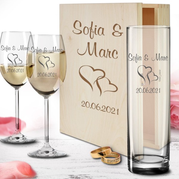 personalisierte Holzbox zur Hochzeit mit Weißweingläsern und Vase - Herzen