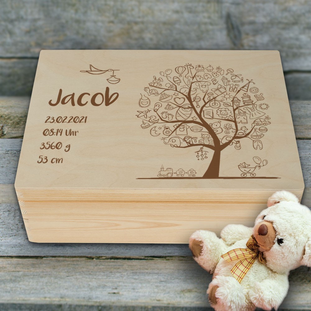 gravierte Holzkiste Erinnerungsbox Babybaum mit Wunschnamen  - Onlineshop Trendgravur