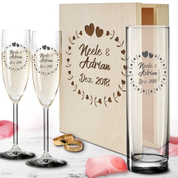 personalisierte Holzbox zur Hochzeit mit Sektgläsern und Vase - Herzkreis
