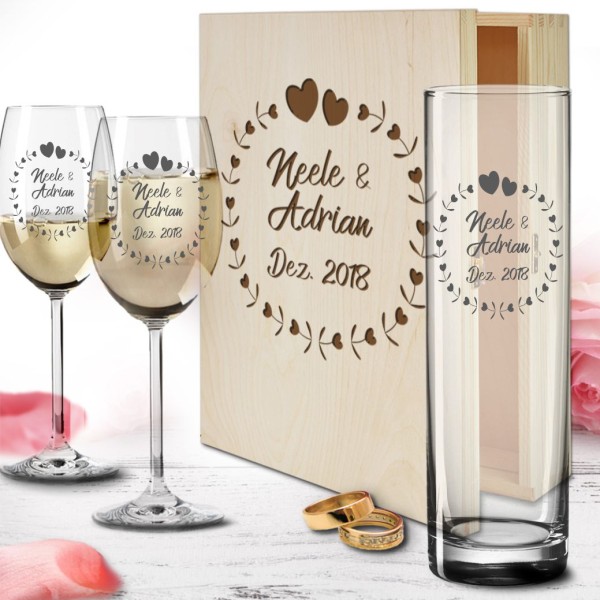 personalisierte Holzbox zur Hochzeit mit Weißweingläsern und Vase - Herzkreis