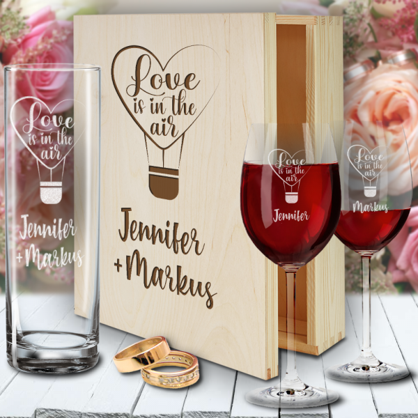 Hochzeitsbox mit Rotweingläsern und Vase - Love is in the air