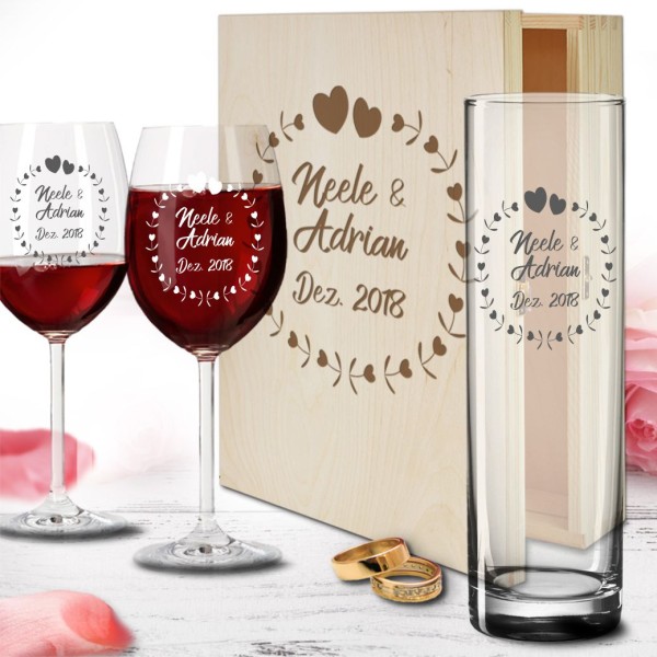 personalisierte Holzbox zur Hochzeit mit Rotweingläsern und Vase - Herzkreis