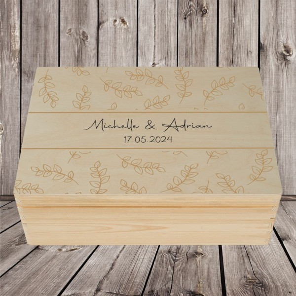 personalisierte Erinnerungskiste bedruckt mit Namen und Datum zur Hochzeit - Blätterranke 