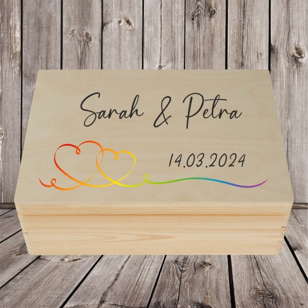 personalisierte Erinnerungskiste zur Hochzeit mit Namen und Datum und Regenbogen
