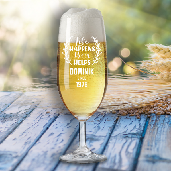 Bierglas "Life happens beer helps" mit Wunschnamen