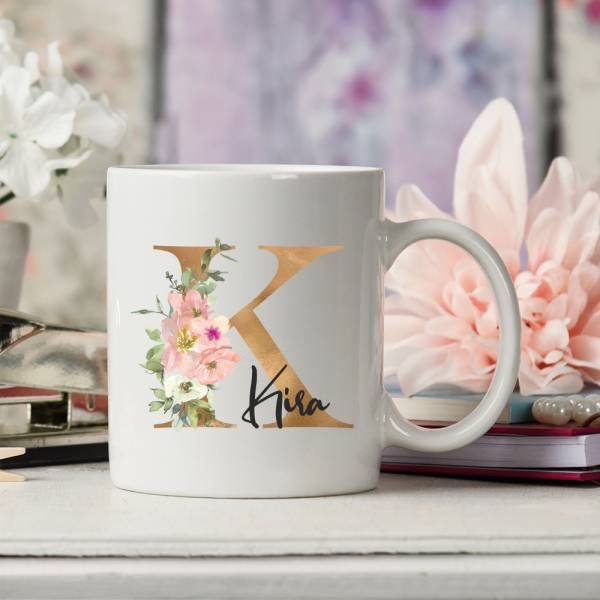 Tasse mit floralem Buchstaben Initialen mit Wunschnamen