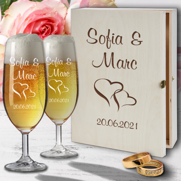Personalisiertes Bierglas Geschenk-Set mit Holzkiste zur Hochzeit und Gravur - Herzen